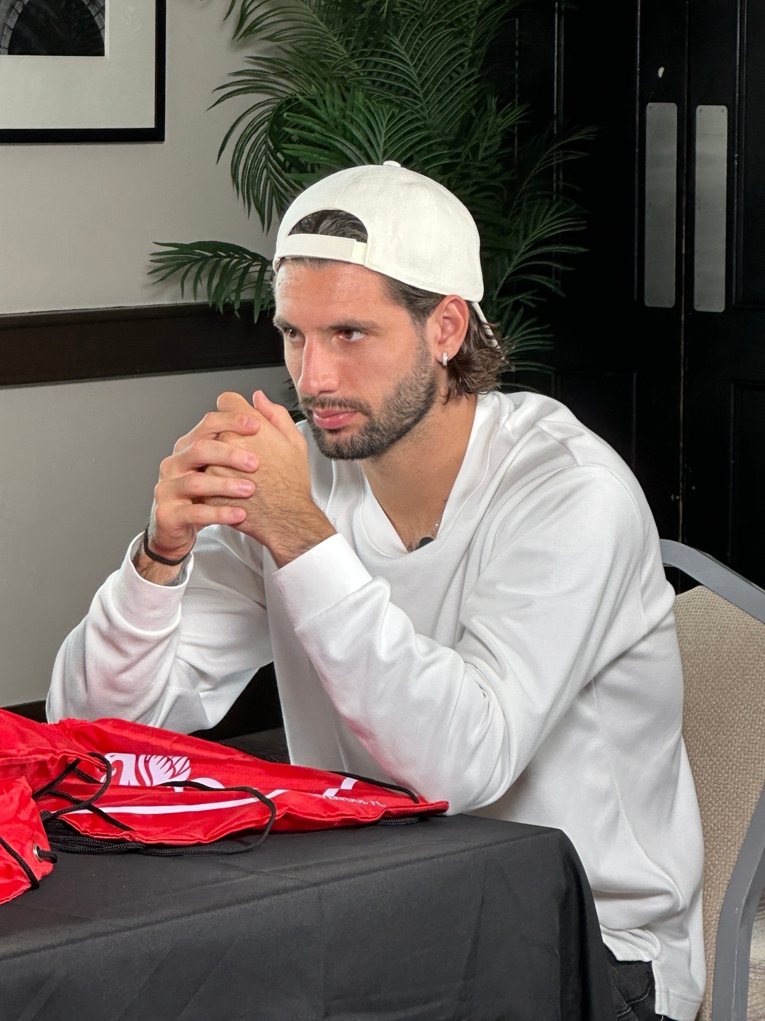 我觉得有很多朋友现在需要看看索博的美颜来得到安慰魔杖是因为他之前的庆祝动作🪄 