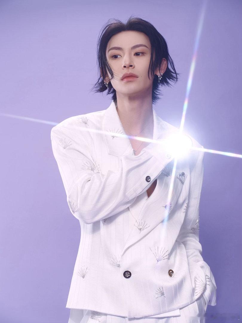 小鬼八月第三次来成都小鬼白色深v西装 8月成都=小鬼的第二个根据地！第三次空降还
