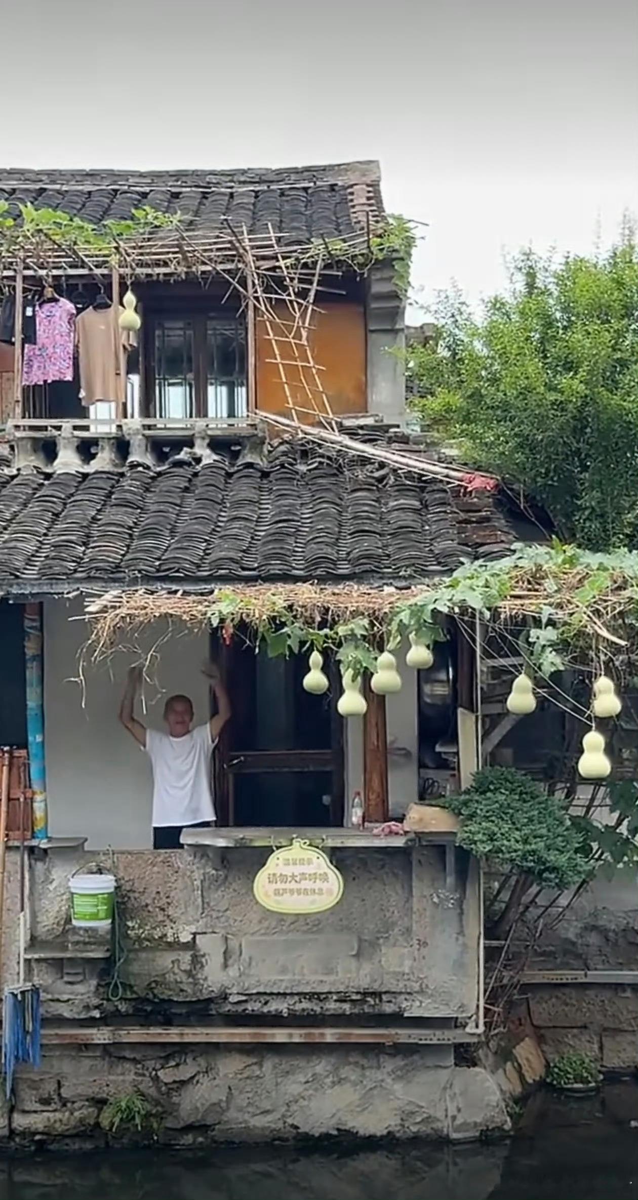 葫芦娃爷爷紧闭20多年的房门被打开现实版的老爷爷和葫芦娃们。 ​​​