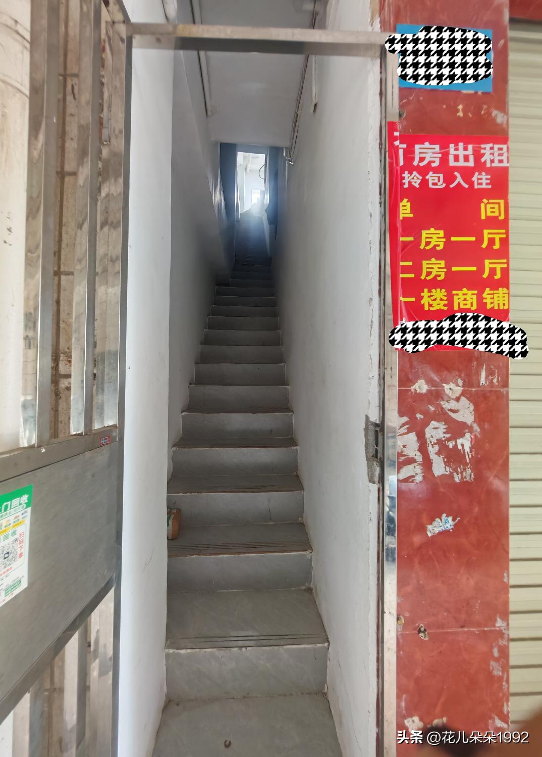 我真是服了那些房东了！
今天高考后的表弟送外卖路过一个公寓，入口极窄，他因为好奇