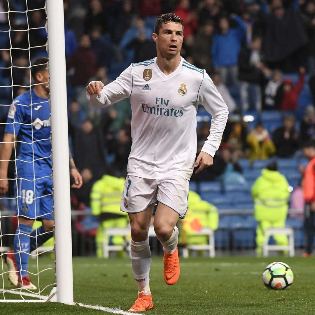 C罗[超话]  c罗  CR7经典战靴最后一双是对尤文的倒钩 