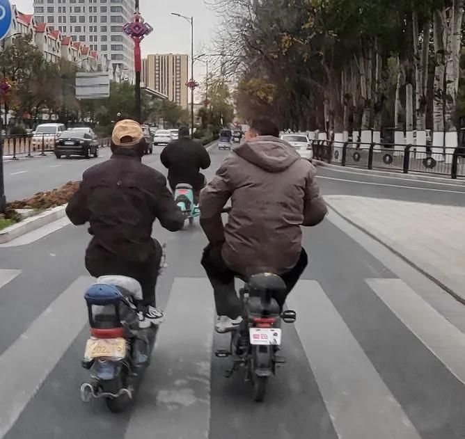 大清早去上班的路上
偶遇这两位老哥骑着电驴
热火朝天的聊了一路，
声音还特别大，