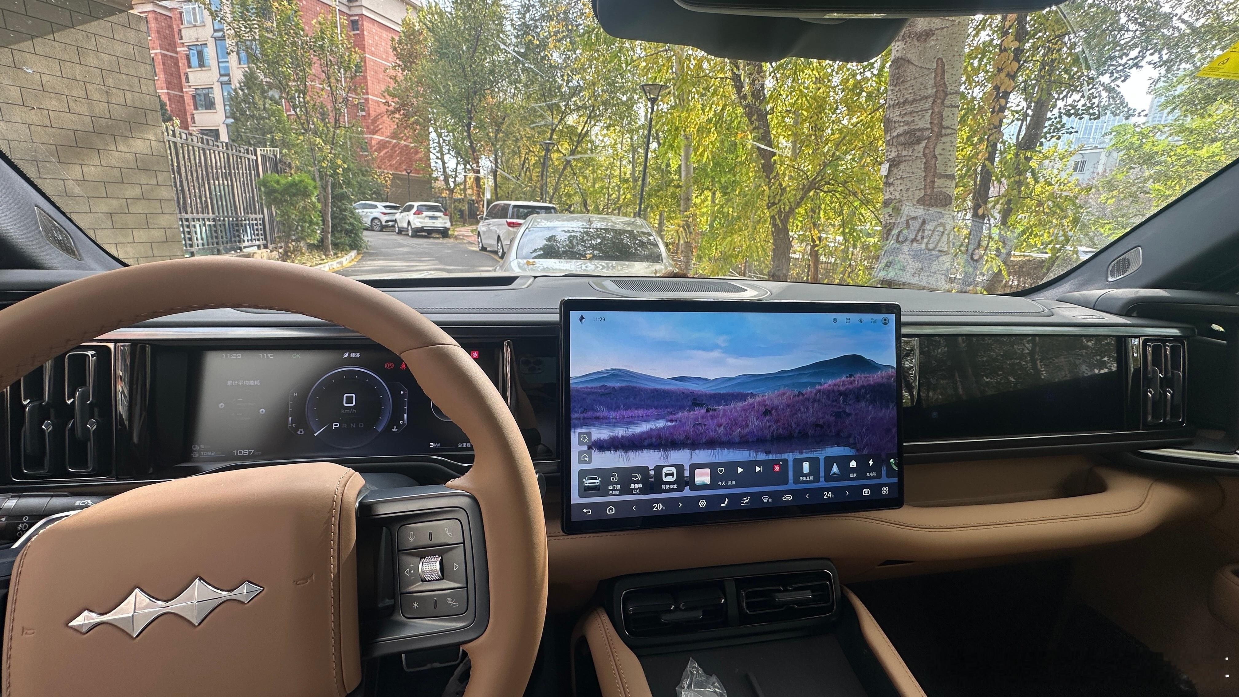 开方程豹豹5这类方盒子越野车，有一个坐资优势，每当等红灯的时候，你看看旁边的轿车