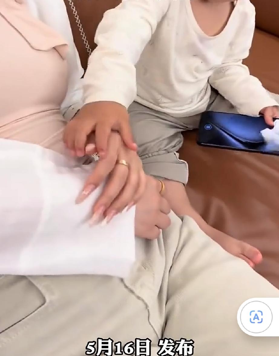 宝妈在家带娃。已经是晚上10点多钟，宝宝仍然精神状态好得很。宝妈可累了，靠在沙发