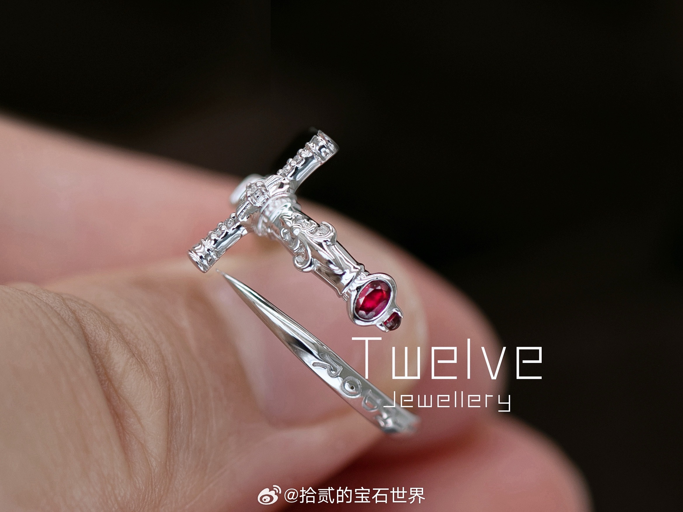 每日一则定制欣赏 只有真正的格莱芬多人才能拔出这把宝剑18k戒指 ​​​