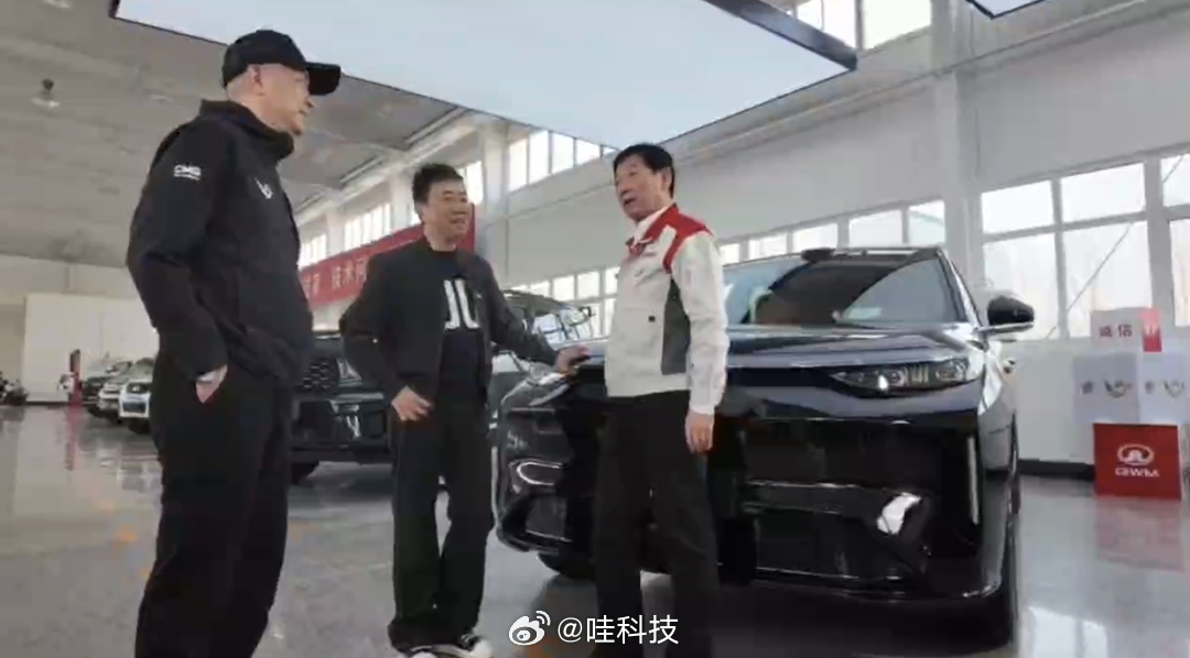 刚刷到陈伟鸿去长城了，第一感觉就是有事要发生。要知道这种级别的主持人到访，通常对