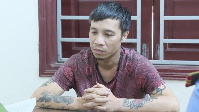 越南海东警方抓获的犯罪嫌疑人，缴获左轮手枪一支，子弹51发。在警察追捕中，向警察