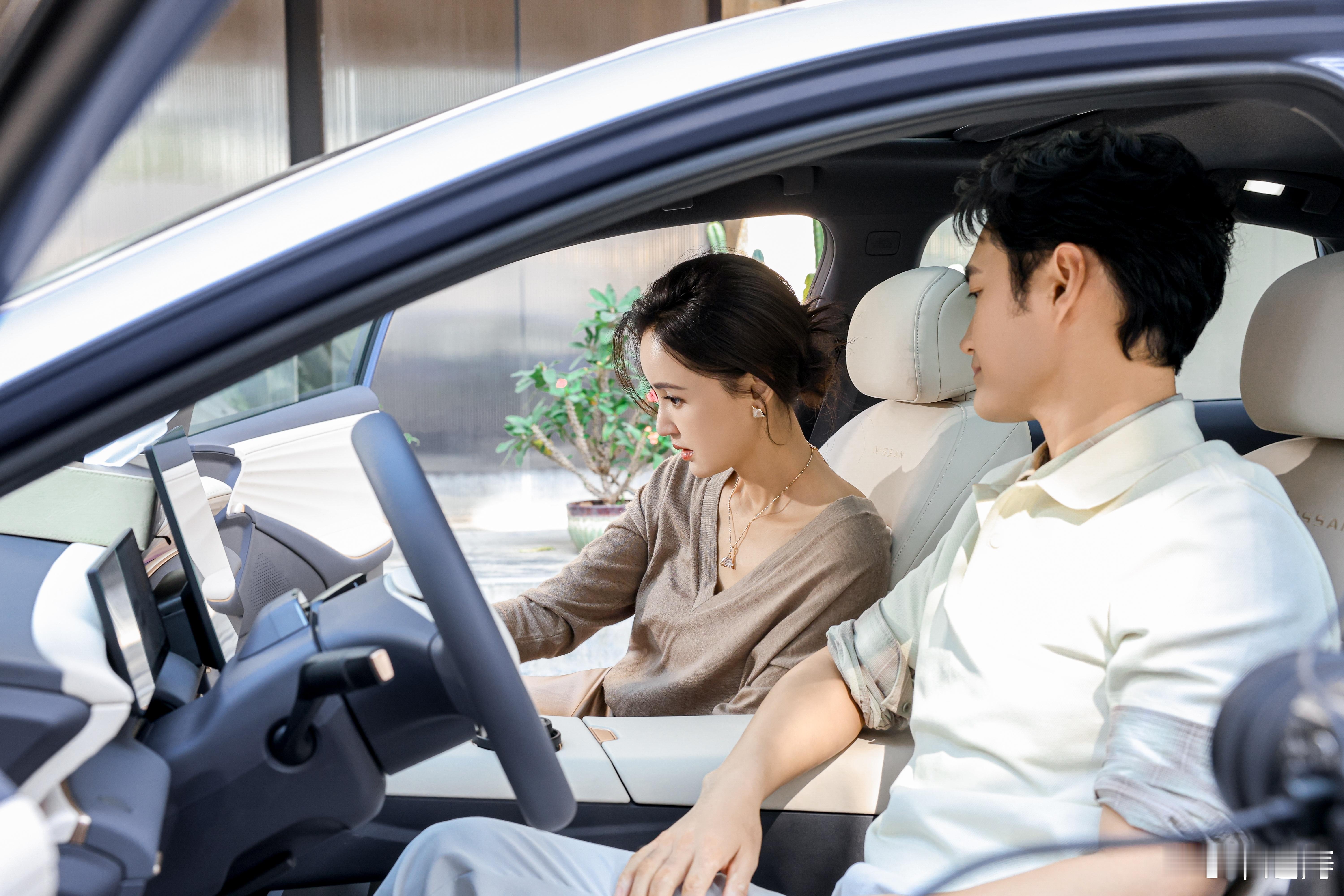 看袁弘夫妇的家庭用车vlog，才算懂精英家庭选车的核心诉求——舒适和安心，才是家