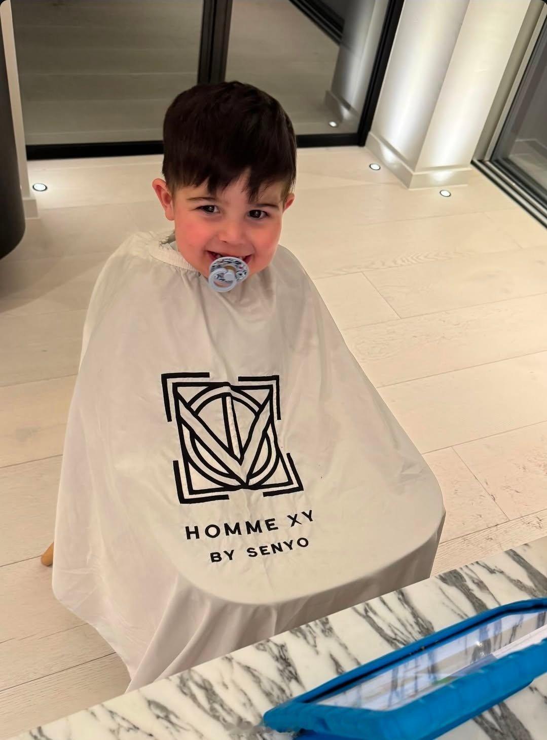 恩佐的理发师现在也给小本子理发了😄👦🤏🏼恩费：我儿子要么打扮得跟他爸爸一