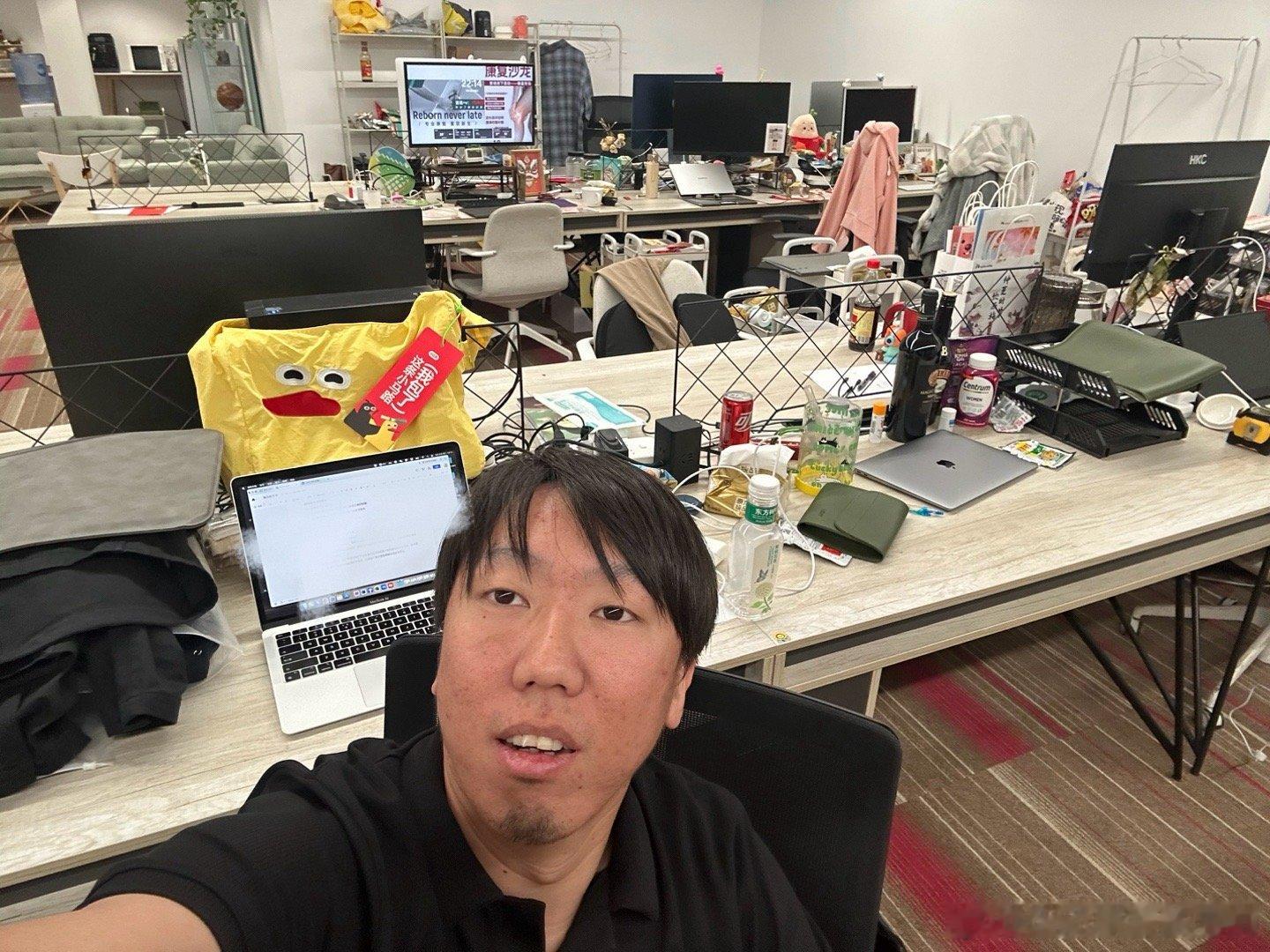 直播结束继续加班，作为第一个来，最后一个还没走的我，加班使我快乐，工作让我充实[
