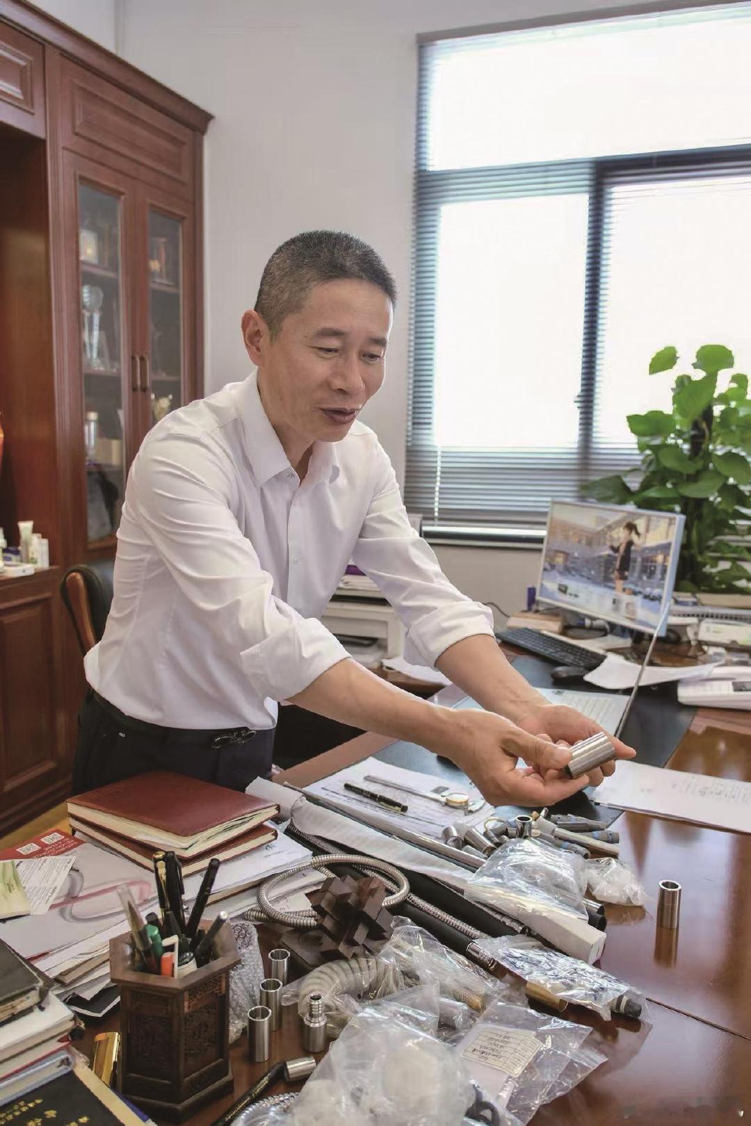宁波匠人章建荣一根卫浴软管闯全球“我是1977年出生的，也算是老登了。”在余姚市