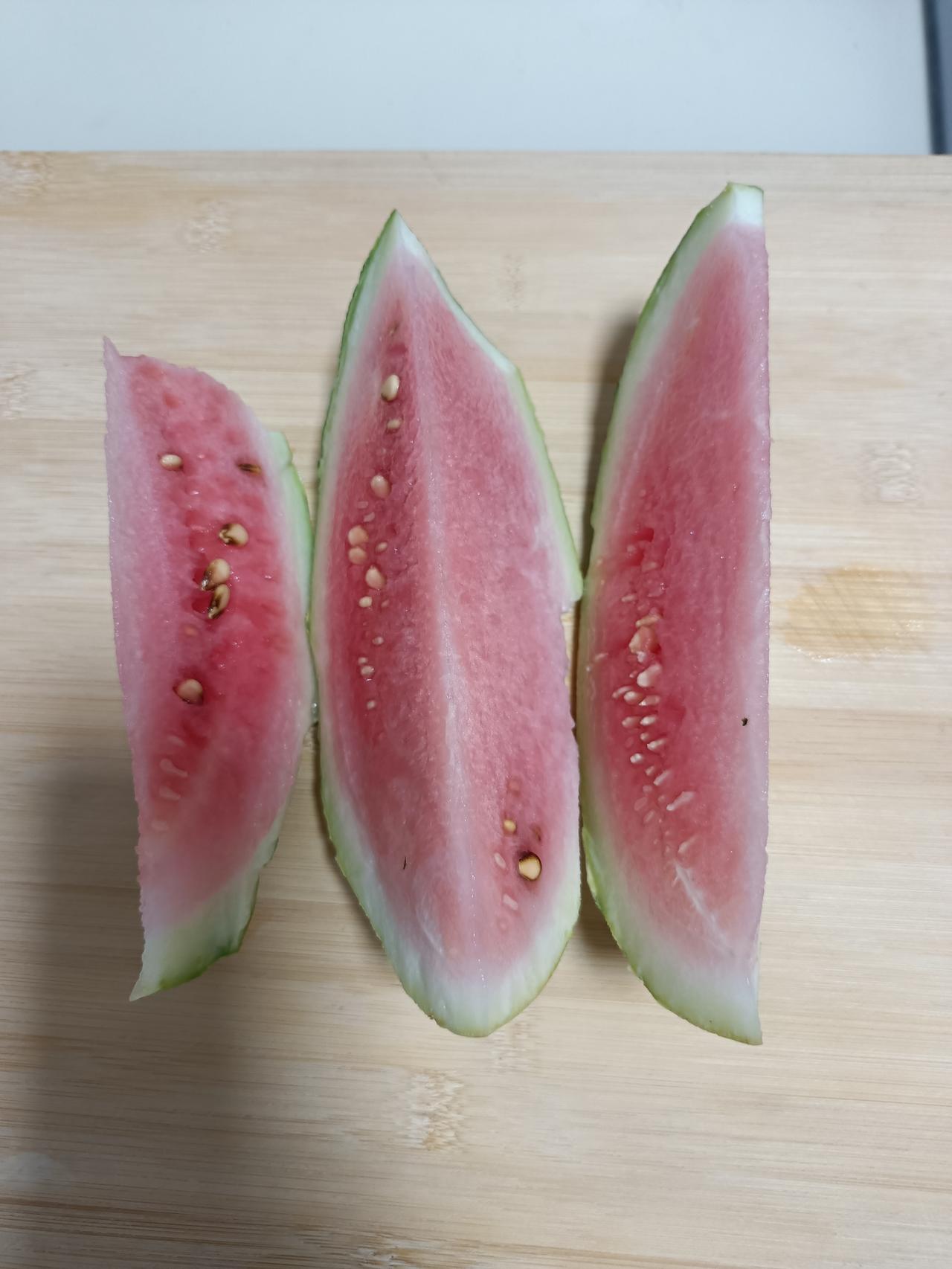 夏日生活打卡季买西瓜就像开盲盒，四毛钱1斤买的西瓜，切开是这样的，是吃还是不吃，