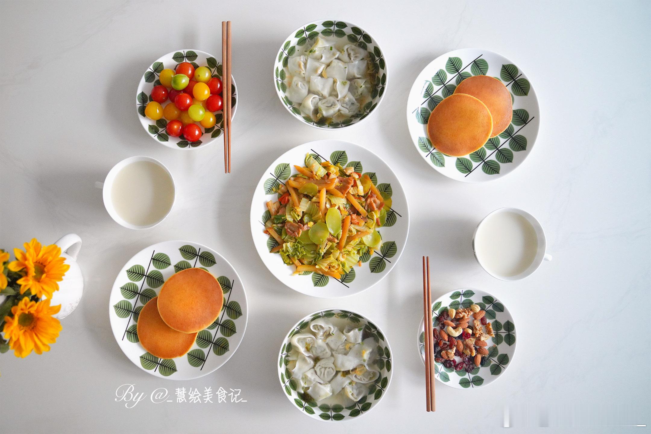 周五啦早午餐莴笋土豆白菜炒肉、玉米饼、荠菜小馄饨、山药豆浆、坚果、小番茄~好好吃