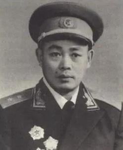 1949年，45军副军长张天云去看戏时，偶然遇到了一位挑夫，越看越眼熟，而挑夫也