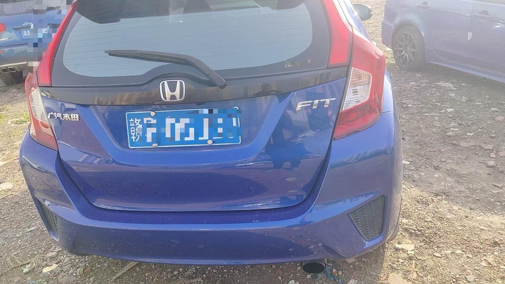 今天在老家看了一台2014年的本田飞度，可惜是个手动的，10多万公里，你们猜一猜