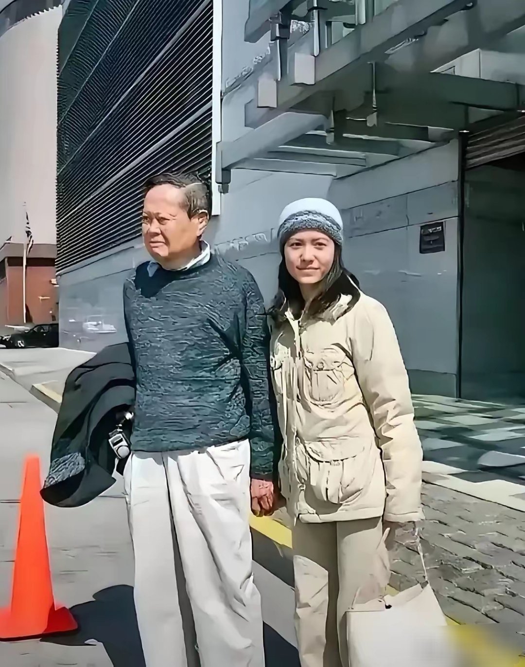 翁帆也不容易，守着杨振宁从28岁到49岁，已经21年了。可以这样说，翁女士把自己