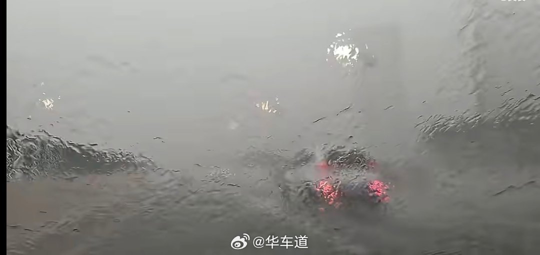 广东暴雨已经超越了雨刮器的极限这种情况确实很危险，你能做的就是降低速度，开启双闪