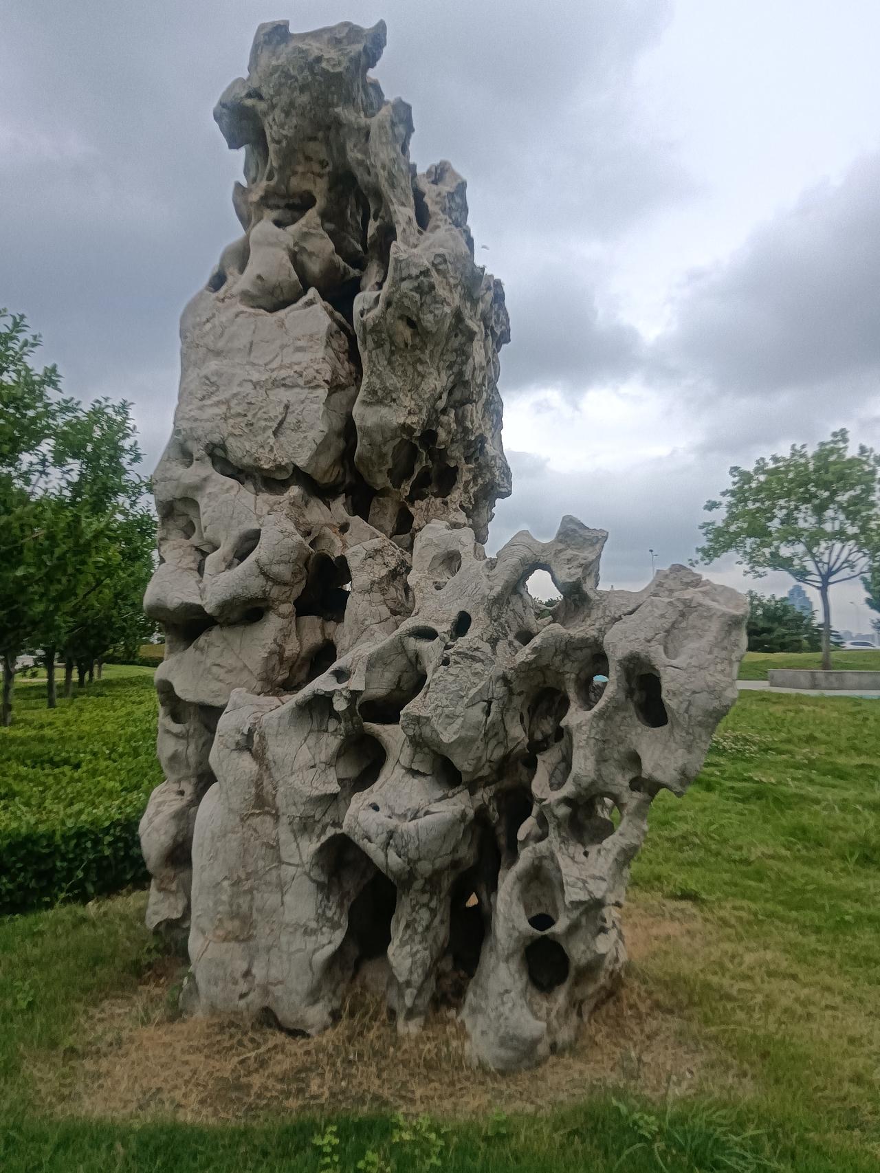 <一＞奇石
自然世界真奥妙，
恰似鬼斧神工雕
眼前一块大奇石，
多洞多孔多奇妙。