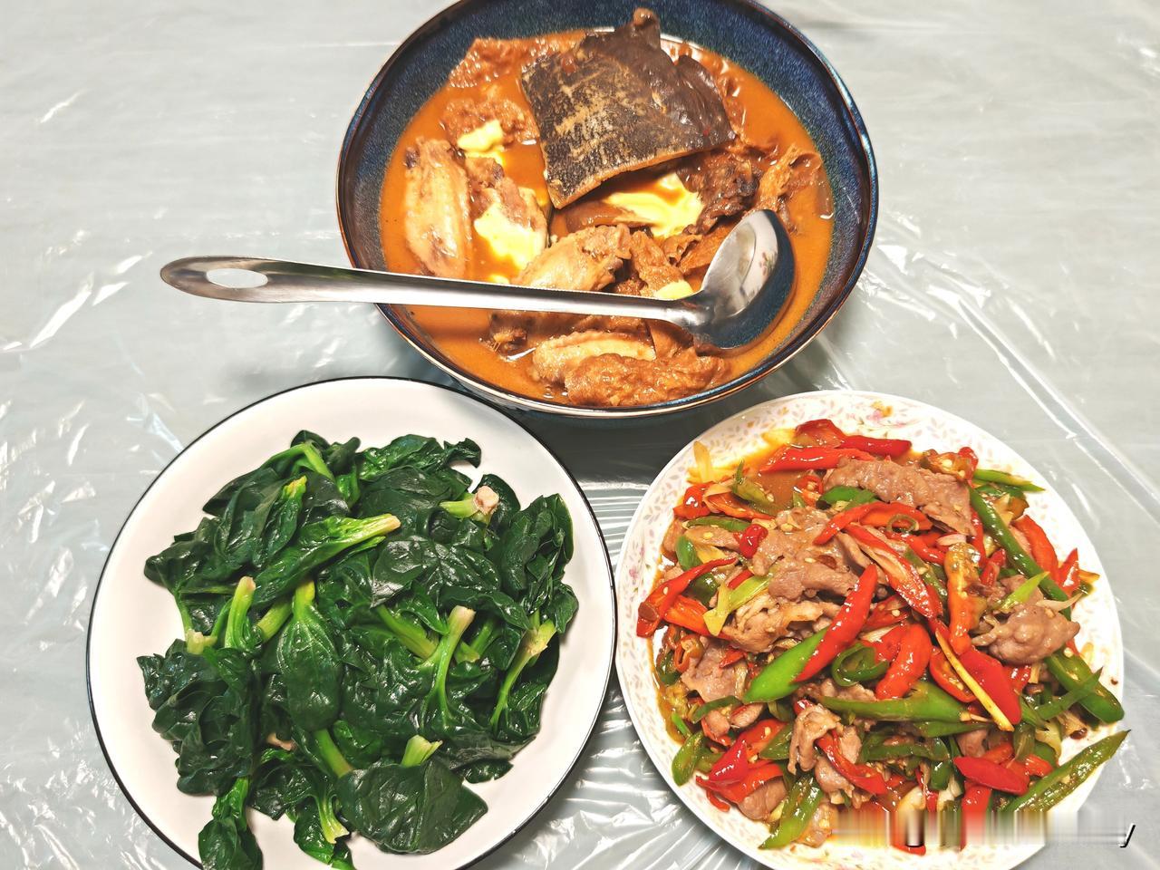 每天的快乐全靠免费空气和自我安慰，主打一个穷得稳定，穷得心安理得