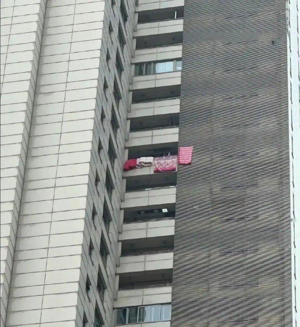 有钱人居然会用普通人用的廉价被子。 