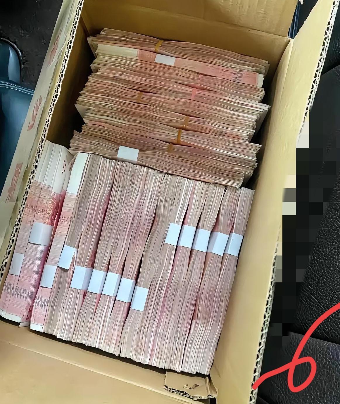 奉劝大家一句，
如果你手里还有钱存银行，
但凡超过20万的存，一定不要再傻呵呵的