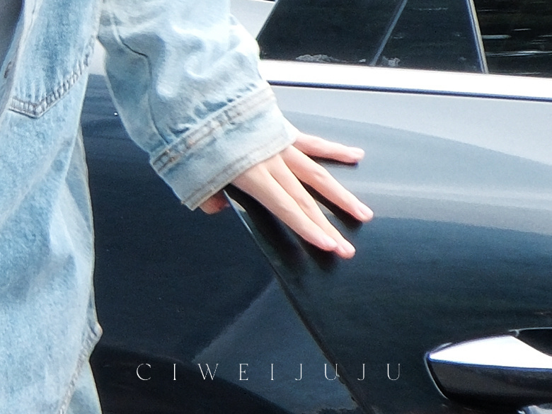 张奕然铁了心要吸女友粉 张奕然今天上班铁了心要吸女友粉了牛仔大V领清冷又随性好帅