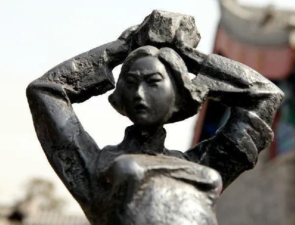 1938年，一个连长负伤倒地，18岁的女护士正要抢救。突然，一个日军军官抢先将连