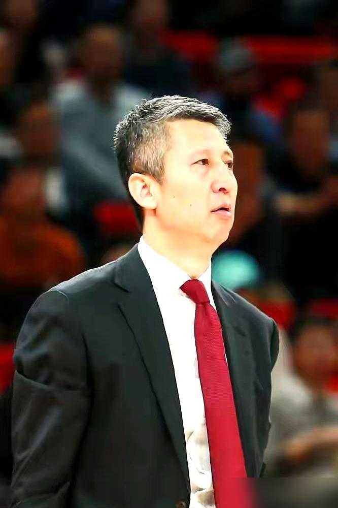 年薪千万的国手，一天只拿300块补贴。
大过年的，家家团圆。男篮这21号人，却