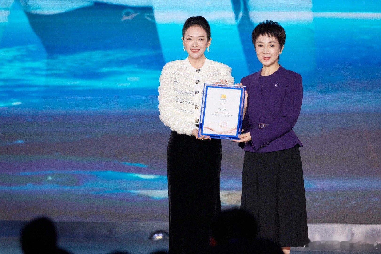 大学生章子怡开学电影频道开播 双向奔赴的三十年！当年的中戏新生章子怡，与刚开播的