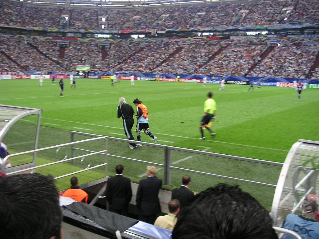 📸✨ | 2006，世界杯，首秀，18岁；魔法盒即将被打开。 梅神壁纸 ​​​