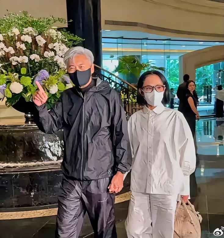周润发这次真有点儿过分了，
来参加的是追思会，不是婚礼，
你看刘嘉玲梁朝伟，哪个