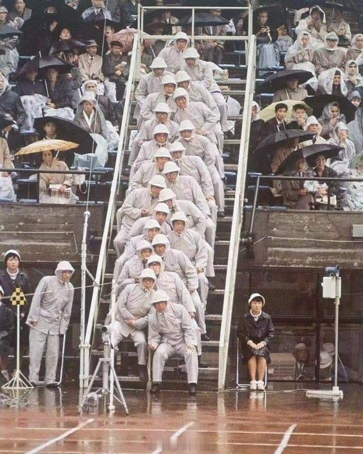 最近不少人都在转这张1964年东京奥运会径赛终点裁判的照片。对于没有电子计时设备