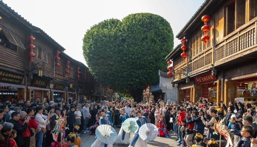 【福州又出大招！今年国庆假期免费乘坐地铁与公交】
日前，据透露，福州将于今年10