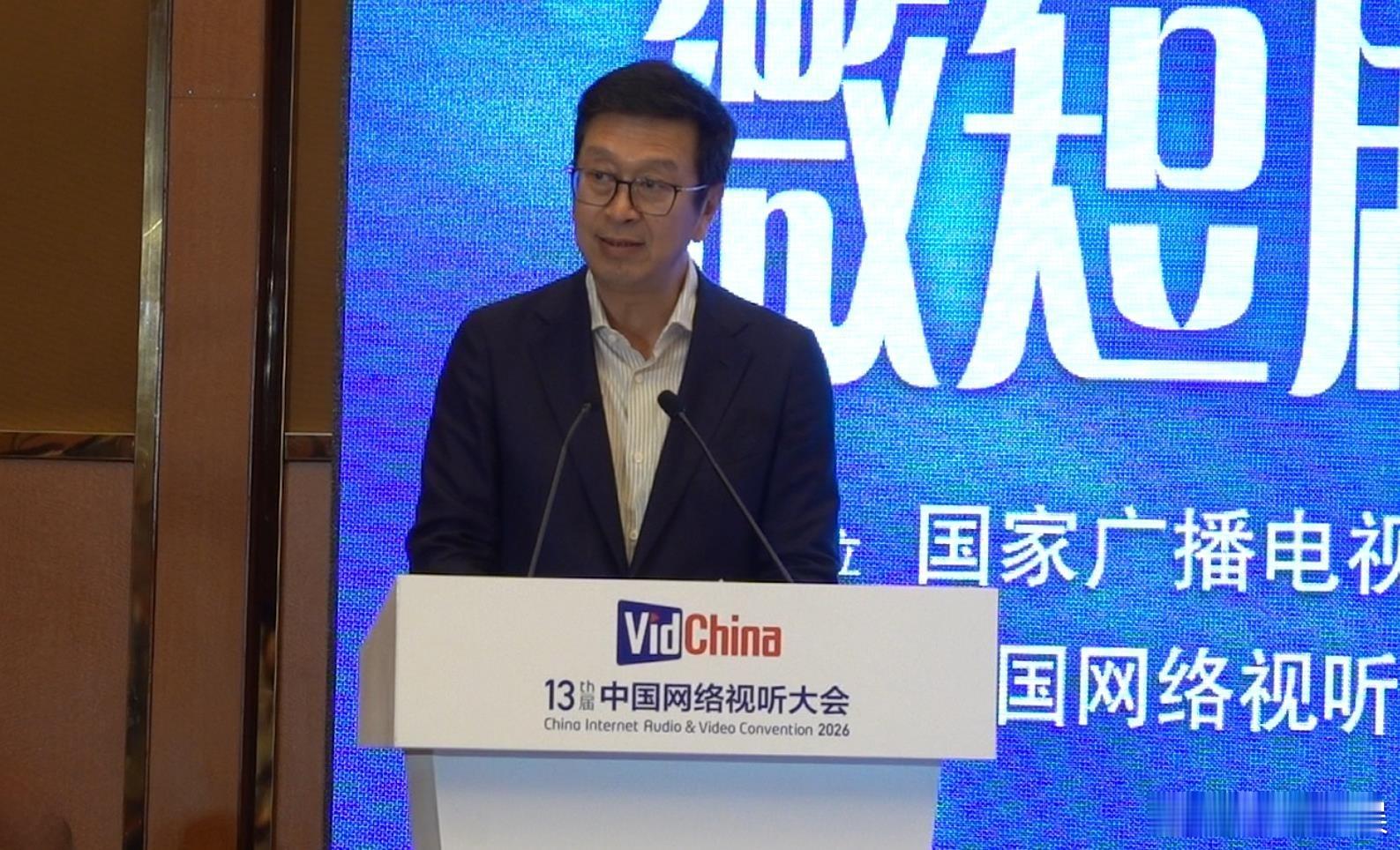 【侯鸿亮：微短剧，靠“题海战术”能出精品吗？】侯鸿亮说长剧与短剧不是谁取代谁得闲