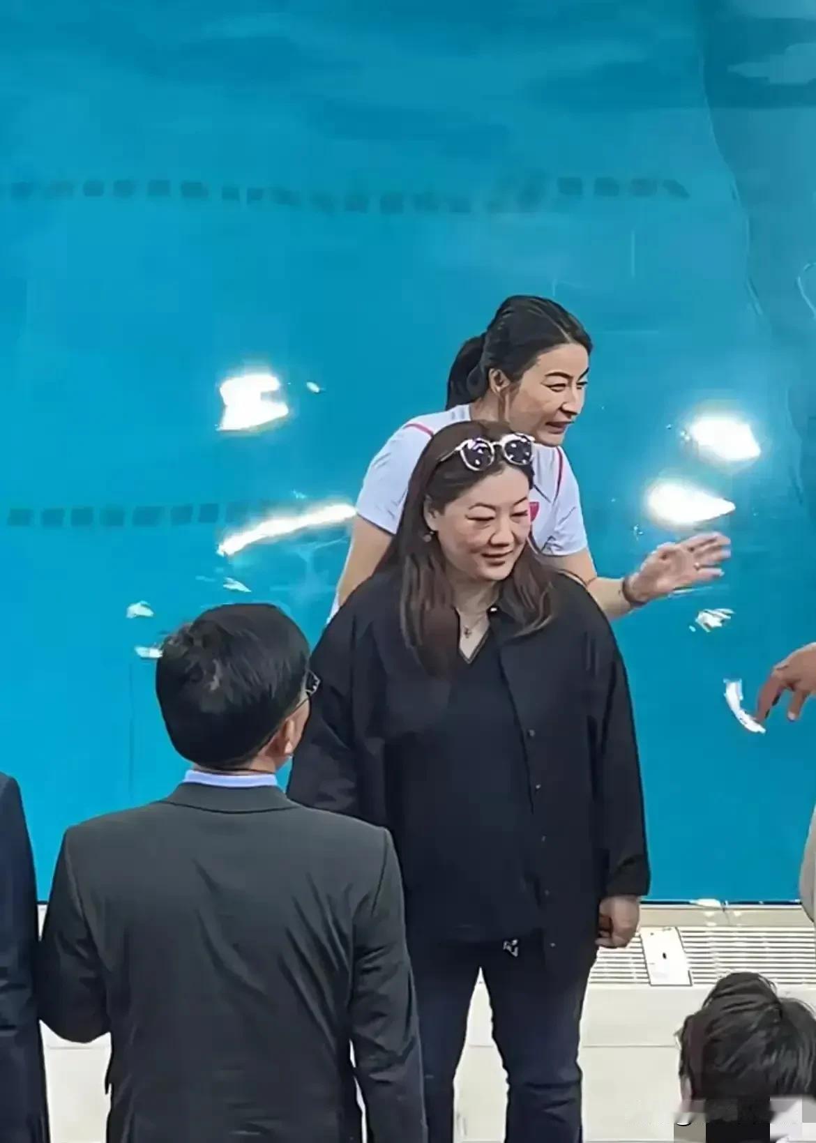 大家还认得郭晶晶前面这个穿黑衣服的女人是谁吗，已经胖的不成样子了。
说实在的，她