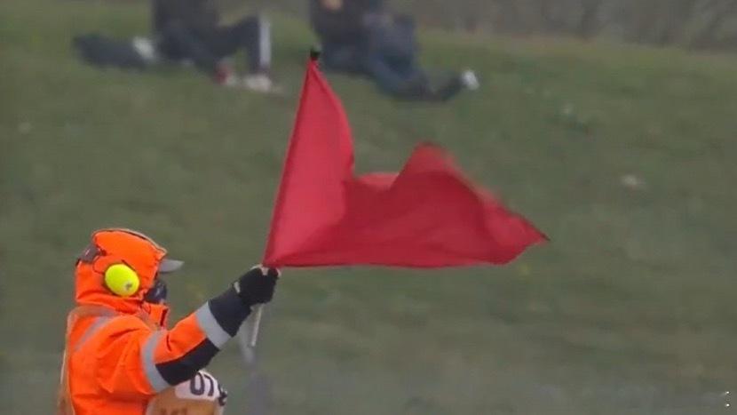 张雪机车比赛因红旗中断 在2026赛季WSBK荷兰站比赛中，张雪机车车队的参赛车