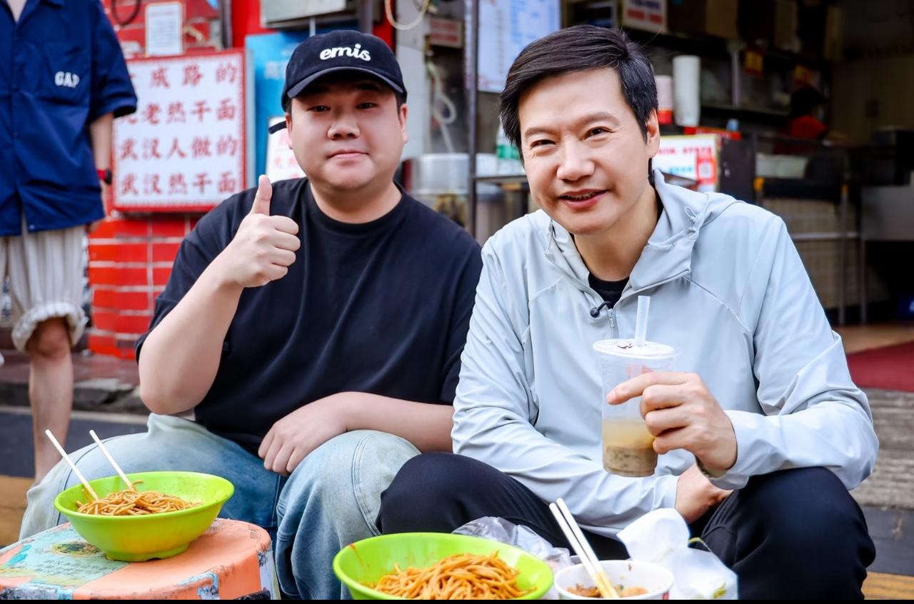 雷军在武汉吃热干面的照片还有如此高清的版本，把雷军拍成20岁的小伙子了。

这雷