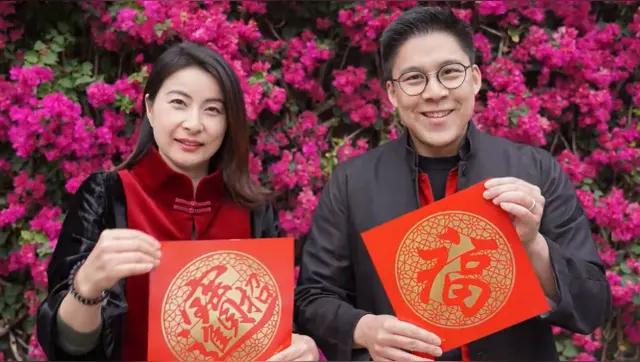 2004年，霍启刚和郭晶晶恋爱。霍震霆得知后感觉天都塌了，他怒气冲冲地质问儿子: