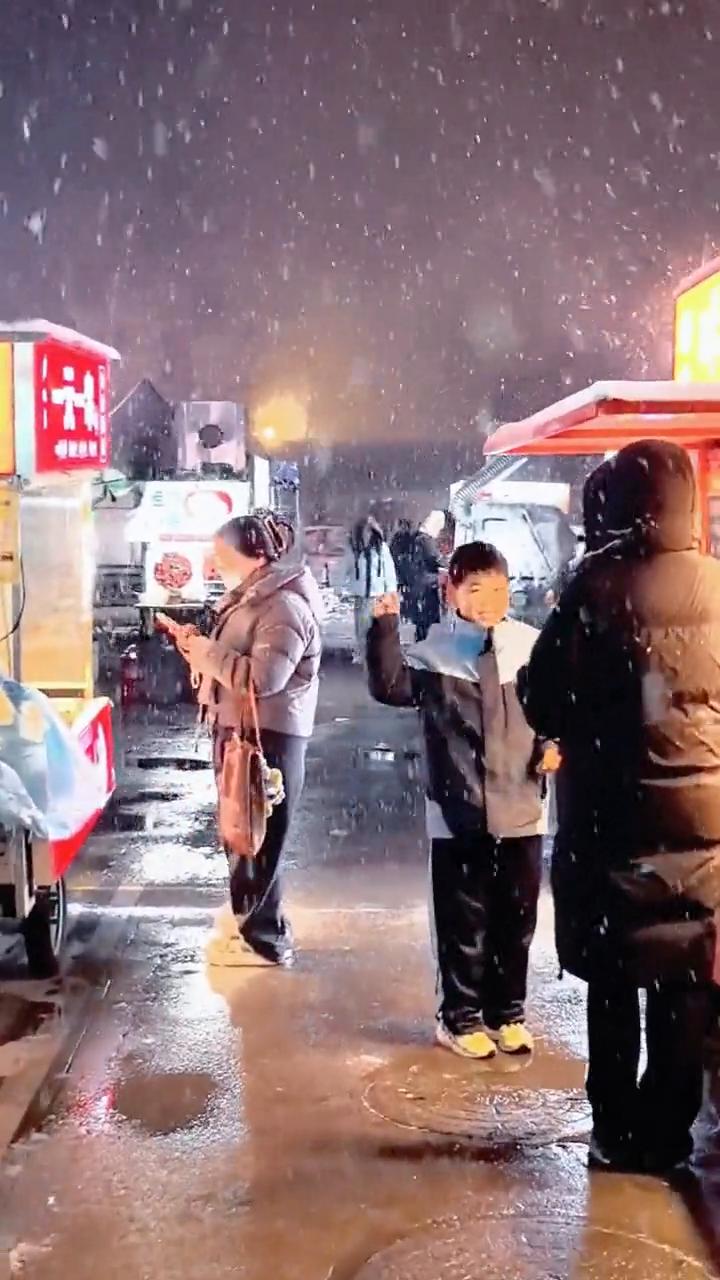 元旦前夜，雪中的恒大美食街人间烟火。
洛阳机车厂路，朋友们，这里是雪夜中的洛阳恒