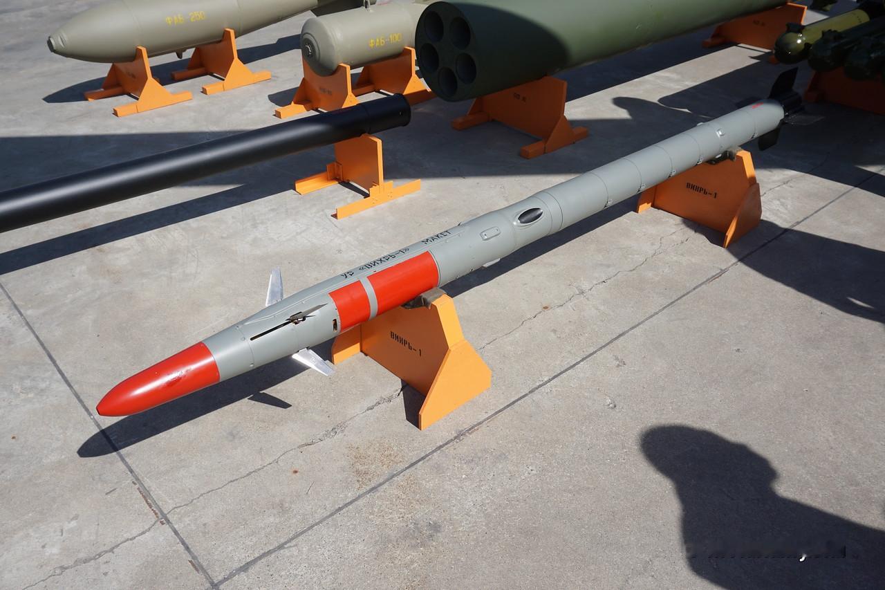 烽火问鼎计划每天认识一件兵器 4枚孱弱的9M120-1“攻击”反坦克导弹已成为限