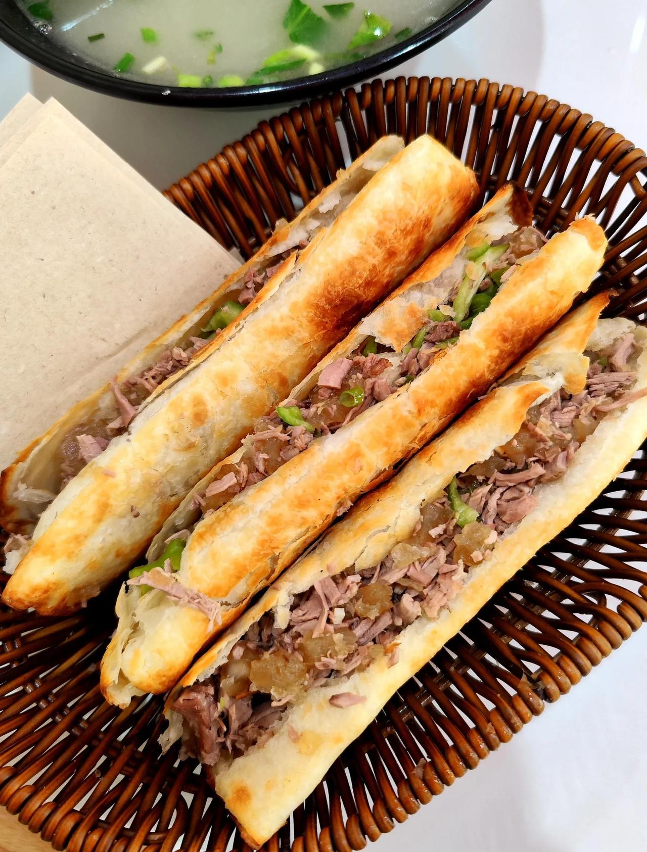 为什么南方地区没人吃驴肉火烧？没有像河北那样风靡的驴肉火烧呢？

据一位店老板表