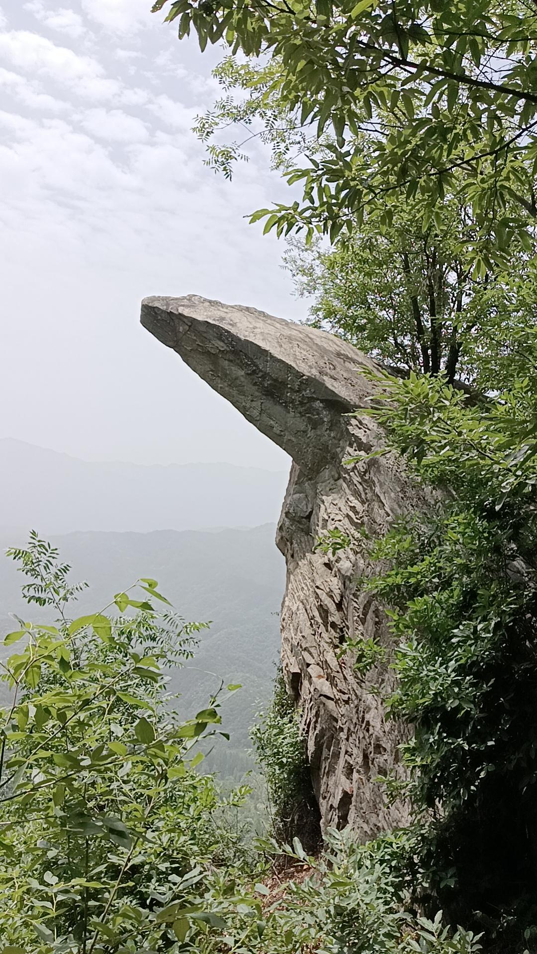 大自然的鬼斧神工，来自湖北省谷城县大山里面的奇观，因石头形似老鹰的嘴巴，被成为鹰