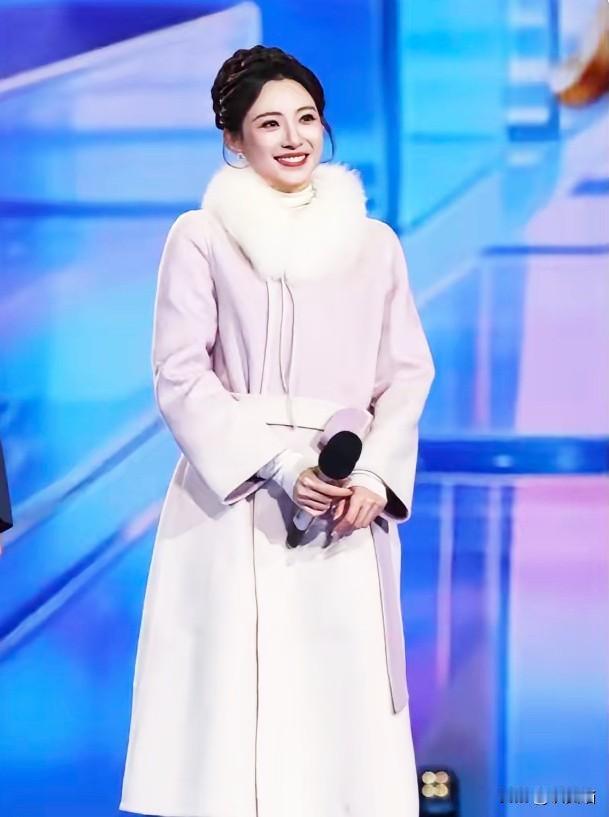 央视今年跨年的厚衣服，
你们觉得合适吗？
越看越觉得
舒适暖和！

今年晚会扎在