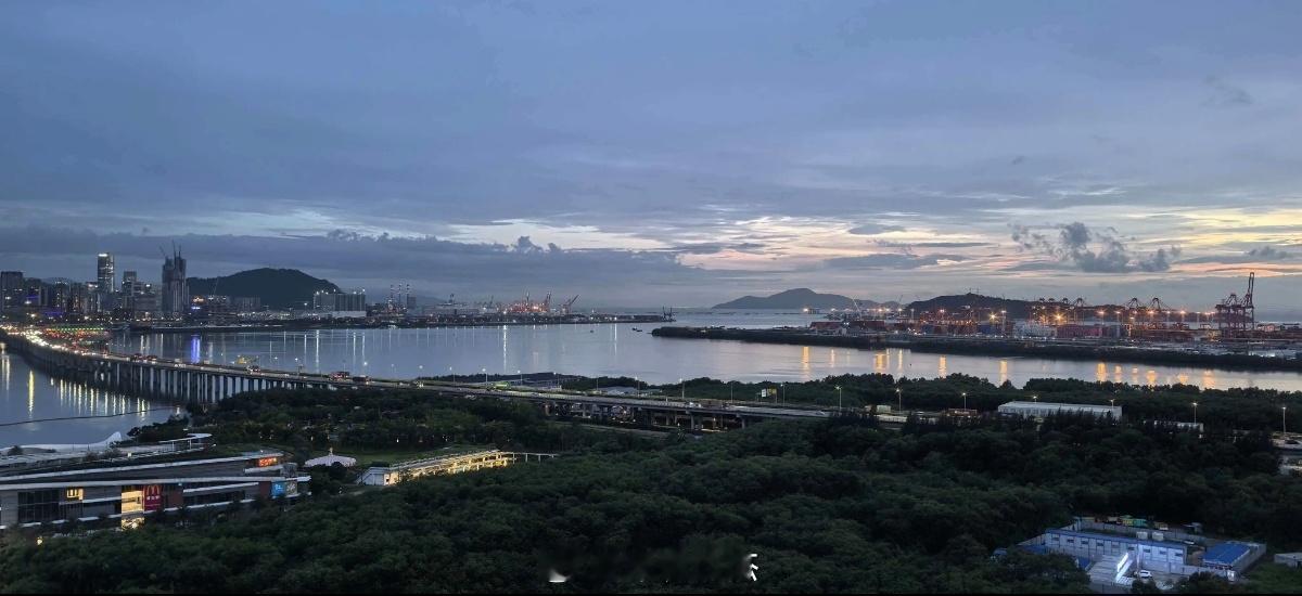 深圳沿江高速，观潮府路段，要建隔音屏啦。刚看到宝中潮销售有发，说隔音屏已经获官方