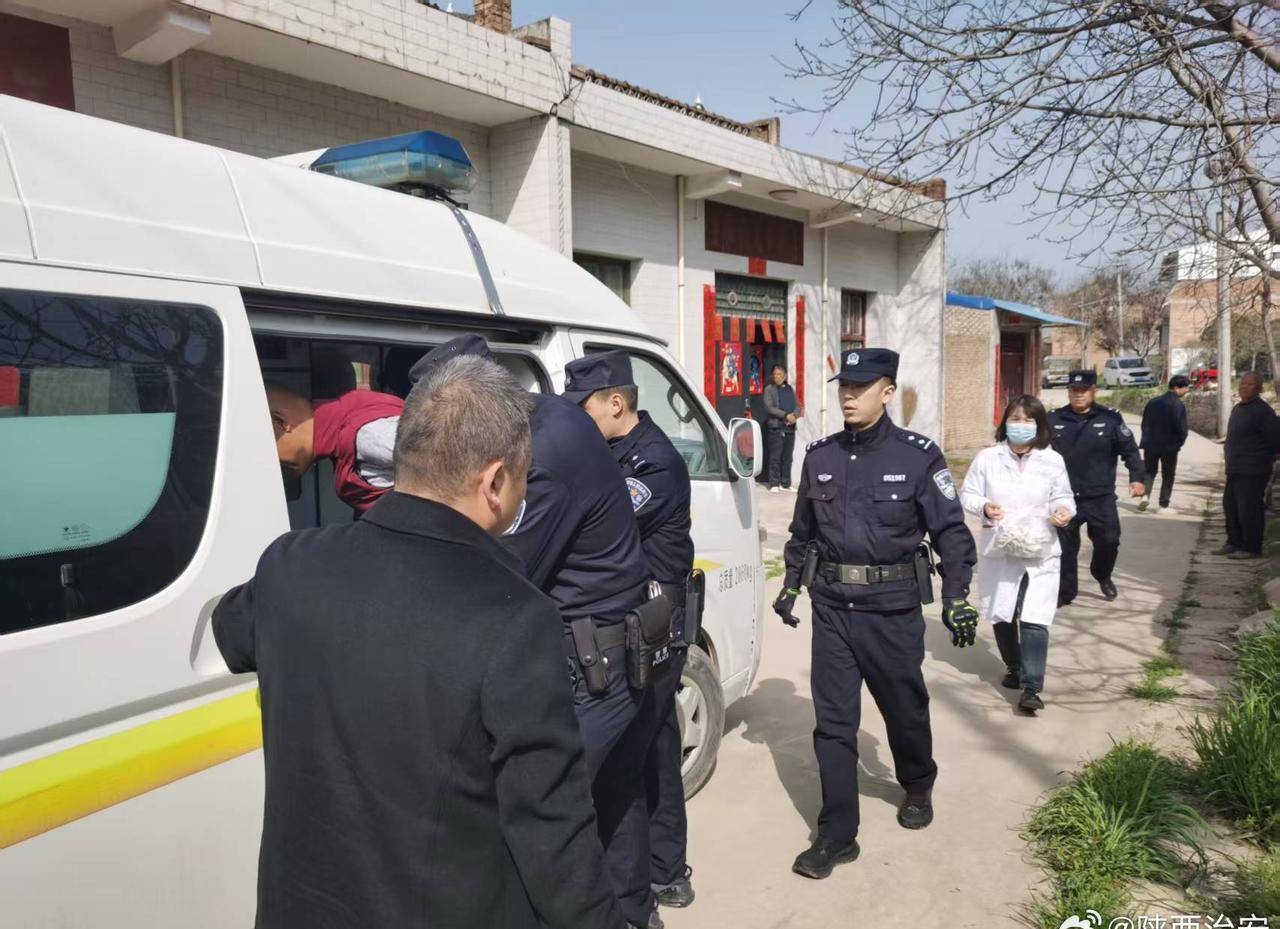 【快速送治精神障碍患者就医】近日，咸阳市武功县武功县武功派出所接群众报警，称辖区