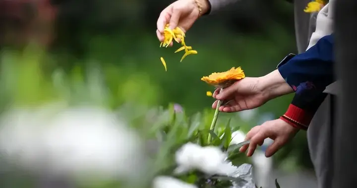 实行清单化管理，遏制殡葬服务乱收费 | 新京报社论