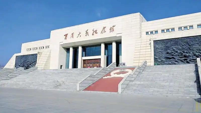 阳泉的百团大战纪念馆开始聚拢了很多的人气，周边的游客纷纷踏至而来，这里，经过规划