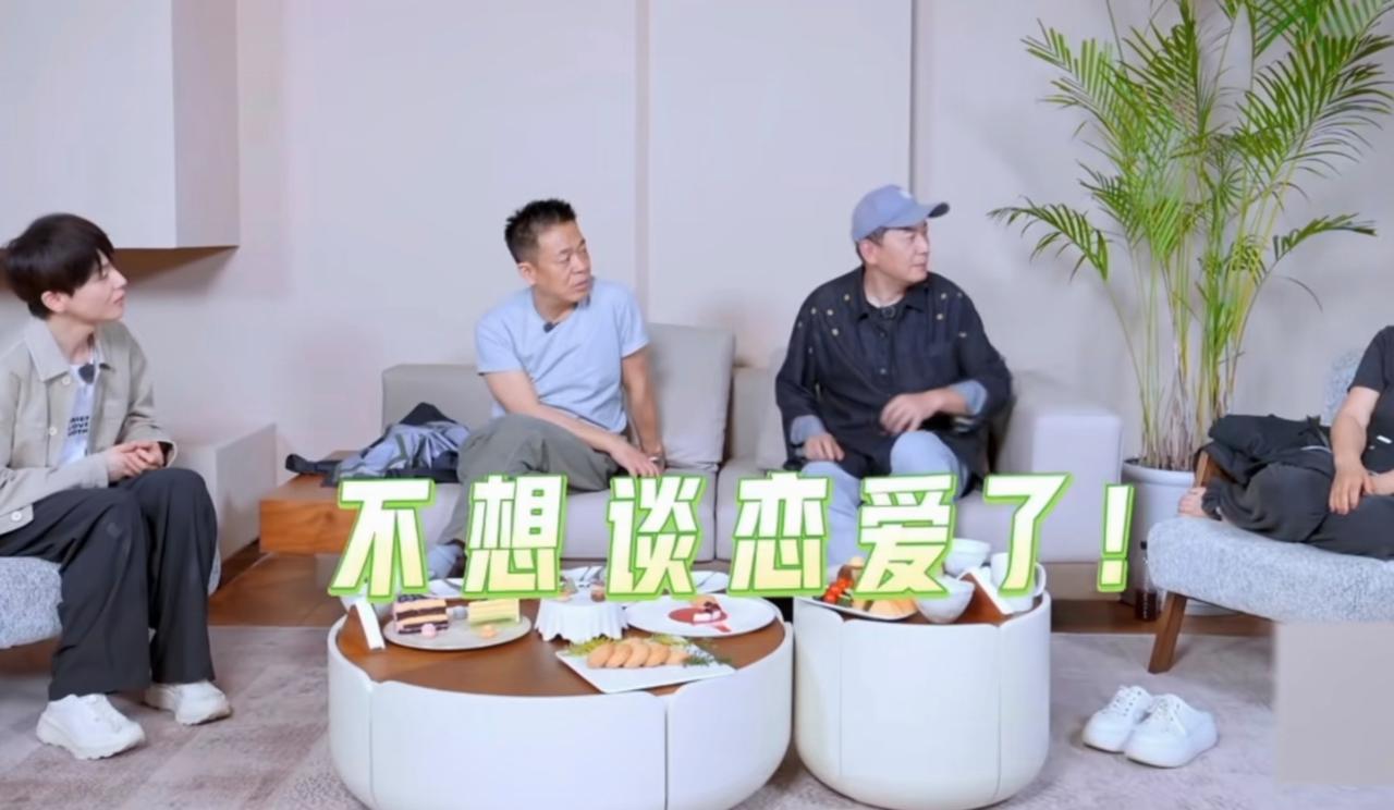戴军被问到觉得自己老了的症状，他说:“不想谈恋爱了，我有点恋爱脑，我觉得对黄昏恋