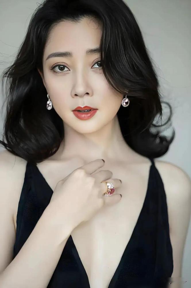 2010年导演鄢颇在车库被挑断脚筋，而早一步抽身的殷桃，躲过了一场致命血光。