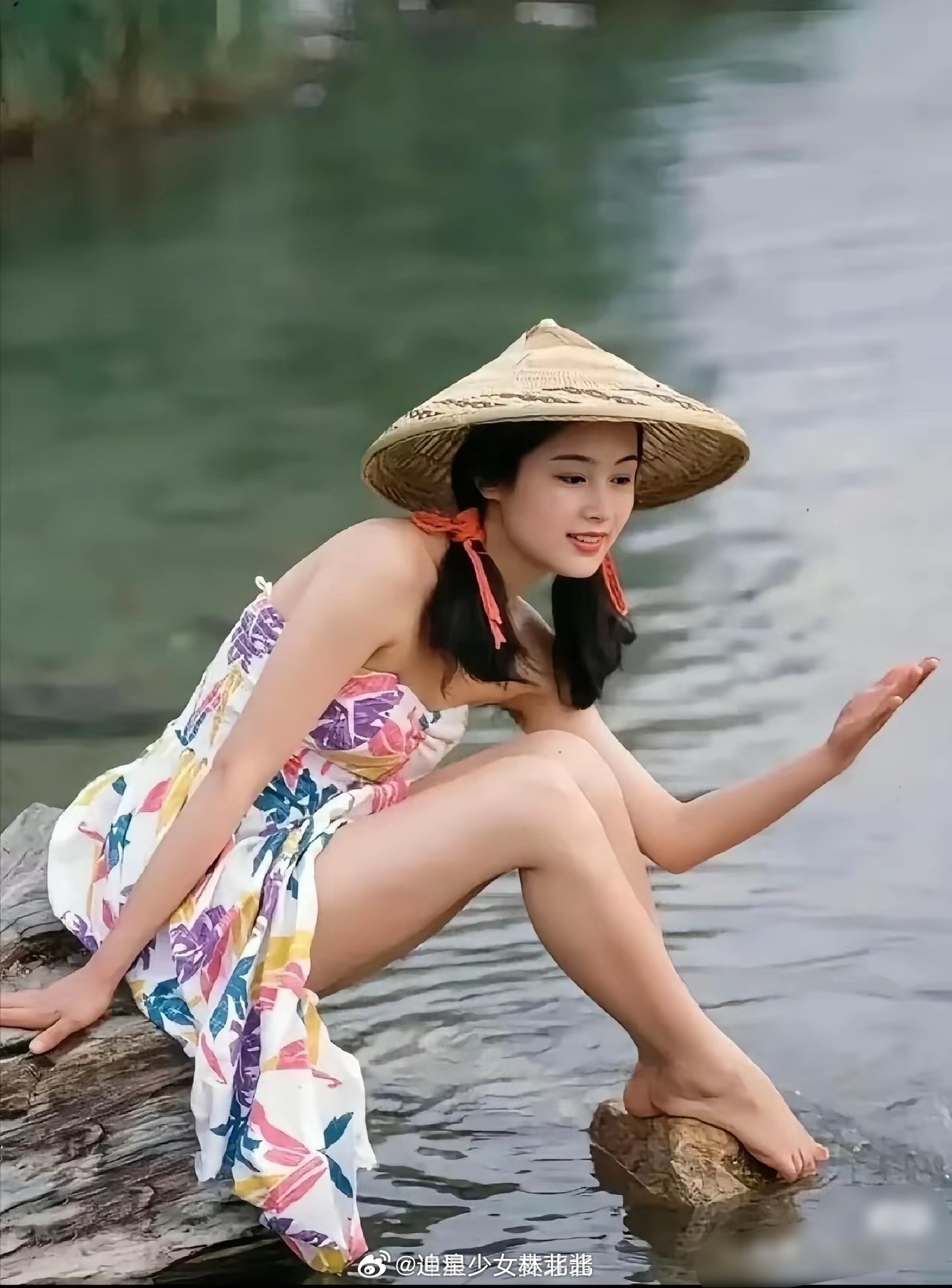 年轻时的陈红风情万种，大长腿直接霸屏，怪不得能套住陈凯歌的心 